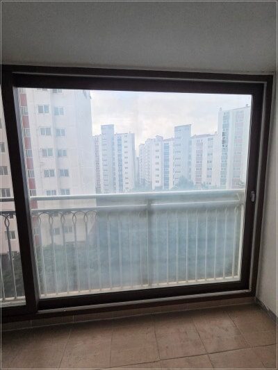 백화현상으로 뿌옇게 흐려진 베란다 복층유리.