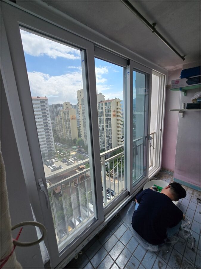 KCC 창호로 교체한 같은 발코니.
